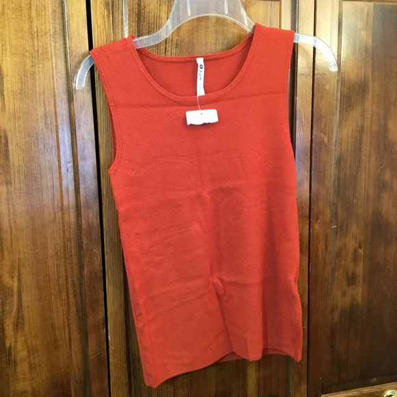 Leo & Nicole sleeveless blouse, size SP, NWT, stretch, rayon/nylon - Picture 1 of 3